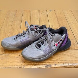 1.5 NIKE KYRIE FLYTRAP II CHILDREN BASKETBALL SHOES GRAY PURPLE SNEAKER ATHLETIC